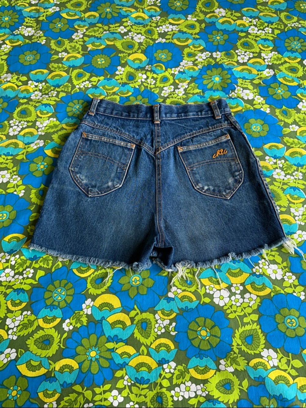 Vintage CHIC Denim 70s 80s Blue cut off Jean Shorts size 10 - Picture 16 of 16